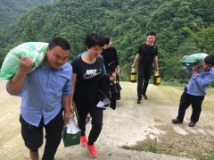 慰问困难职工  传递组织温暖 